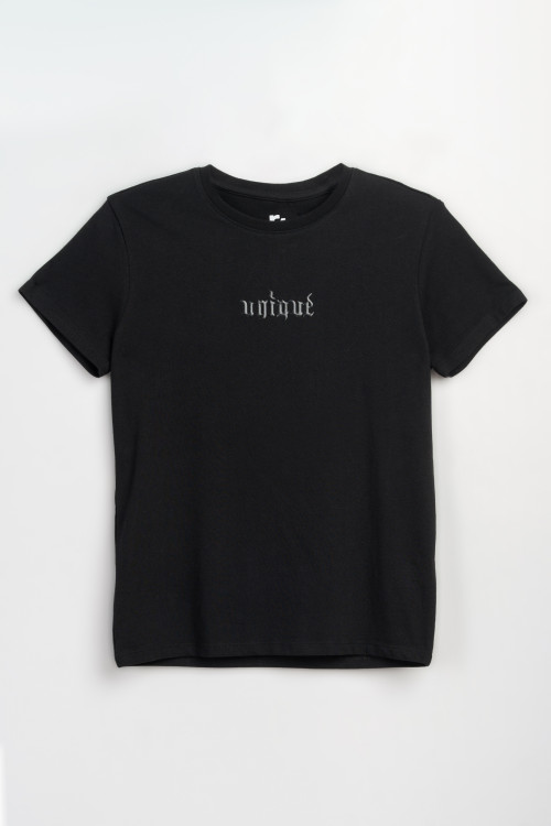 Czarny t-shirt z ozdobnym nadrukiem na wysokości piersi