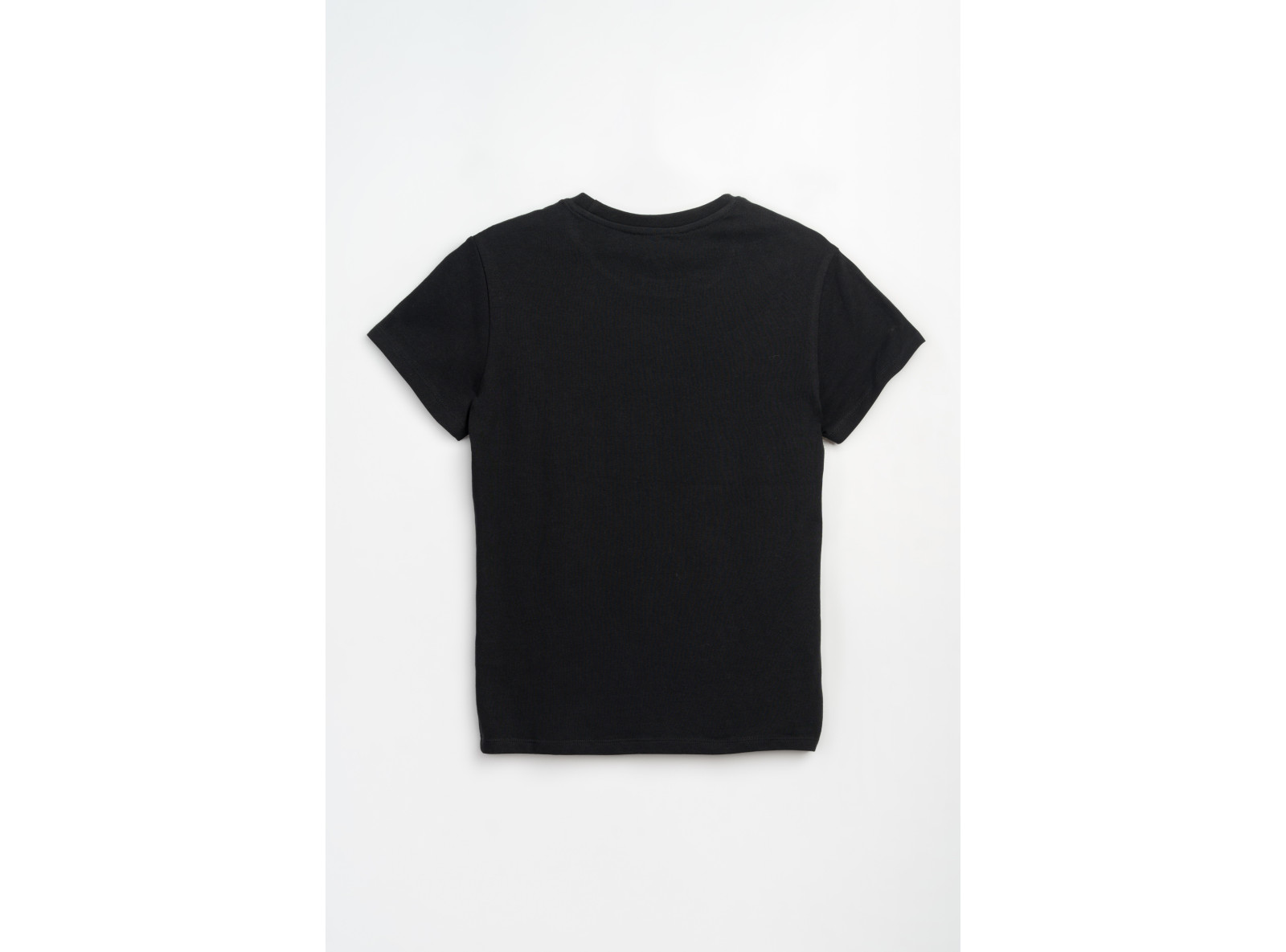 Czarny t-shirt z ozdobnym nadrukiem na wysokości piersi