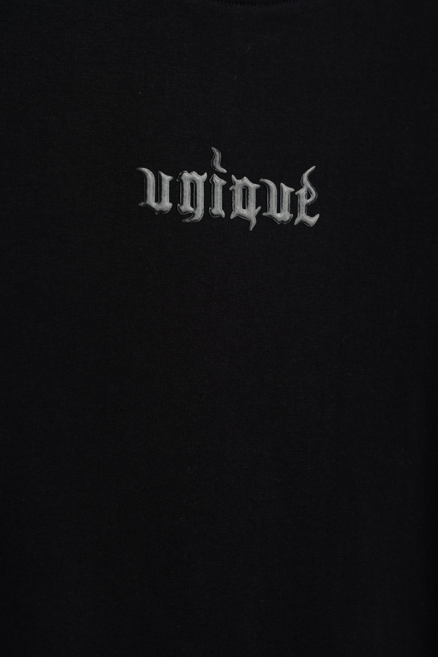 Czarny t-shirt z ozdobnym nadrukiem na wysokości piersi