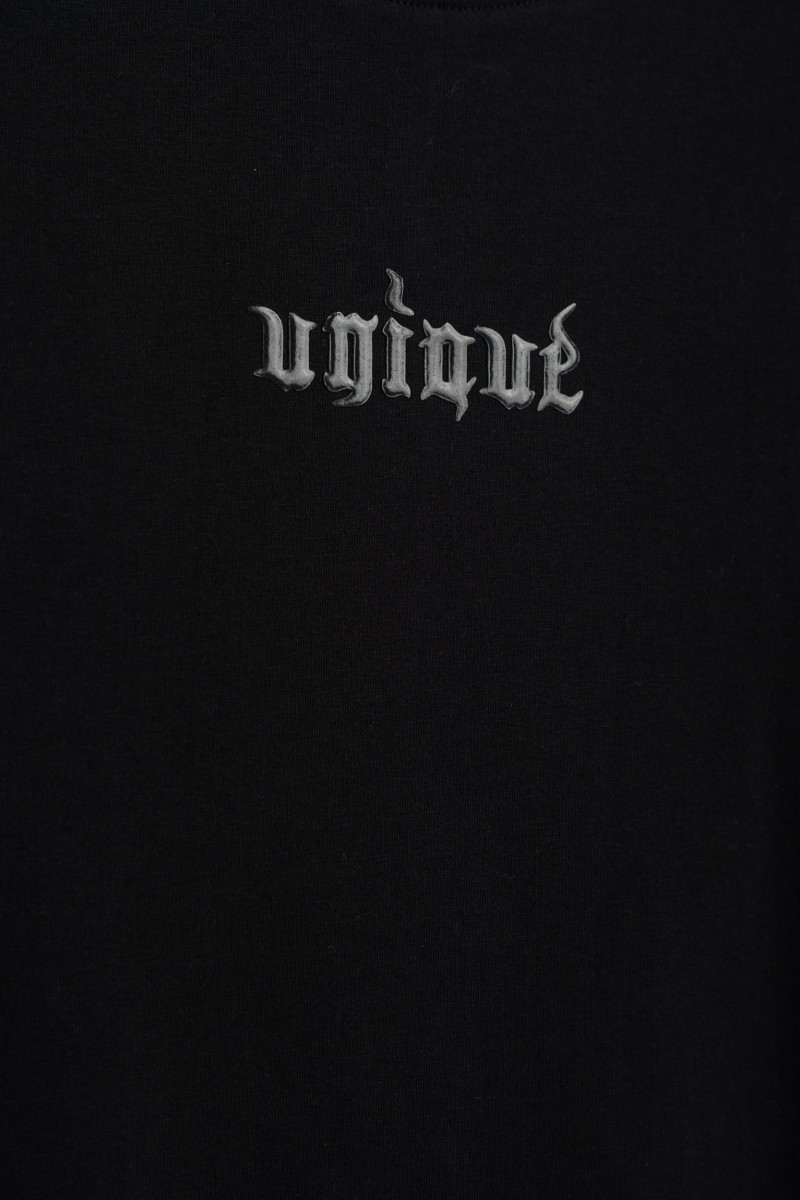 Czarny t-shirt z ozdobnym nadrukiem na wysokości piersi