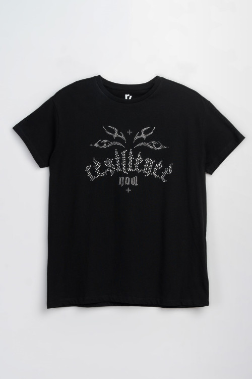 Czarny t-shirt z przestrzennym nadrukiem na wysokości piersi
