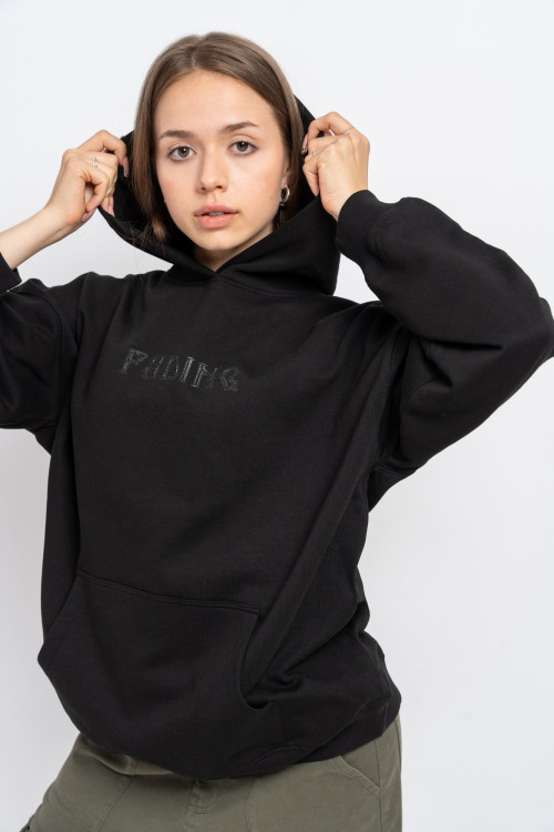 Czarna bluza oversize z kapturem z przestrzennym nadrukiem na wysokości piersi