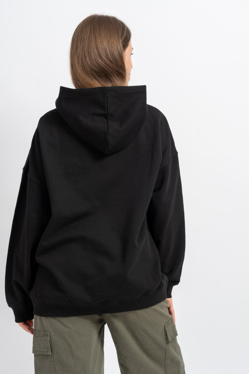 Czarna bluza oversize z kapturem z przestrzennym nadrukiem na wysokości piersi