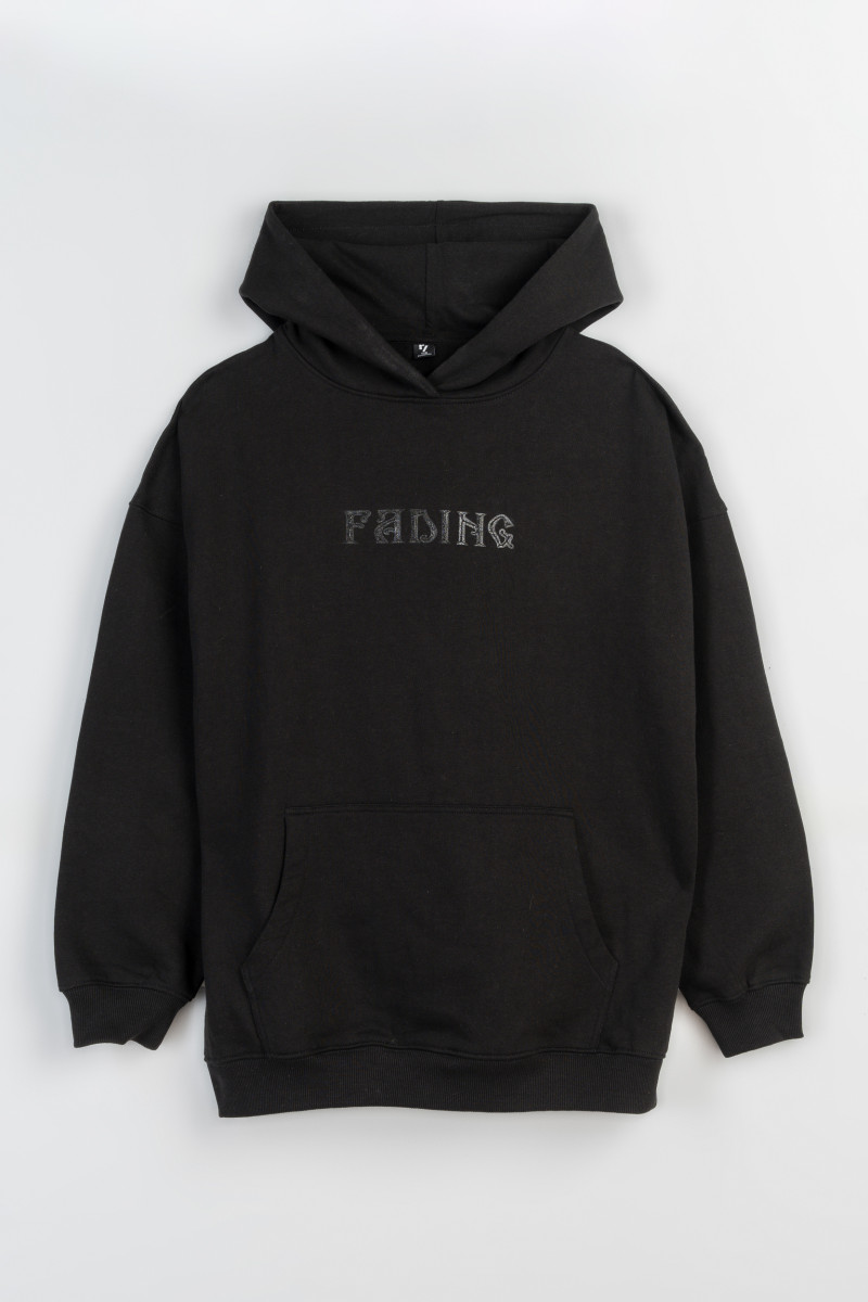 Czarna bluza oversize z kapturem z przestrzennym nadrukiem na wysokości piersi, czarny