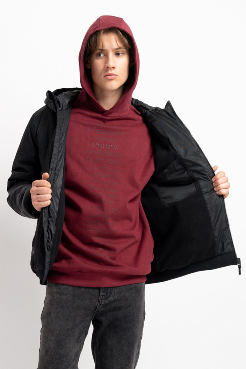 Czarna pikowana kurtka z kapturem ocieplana, czarny