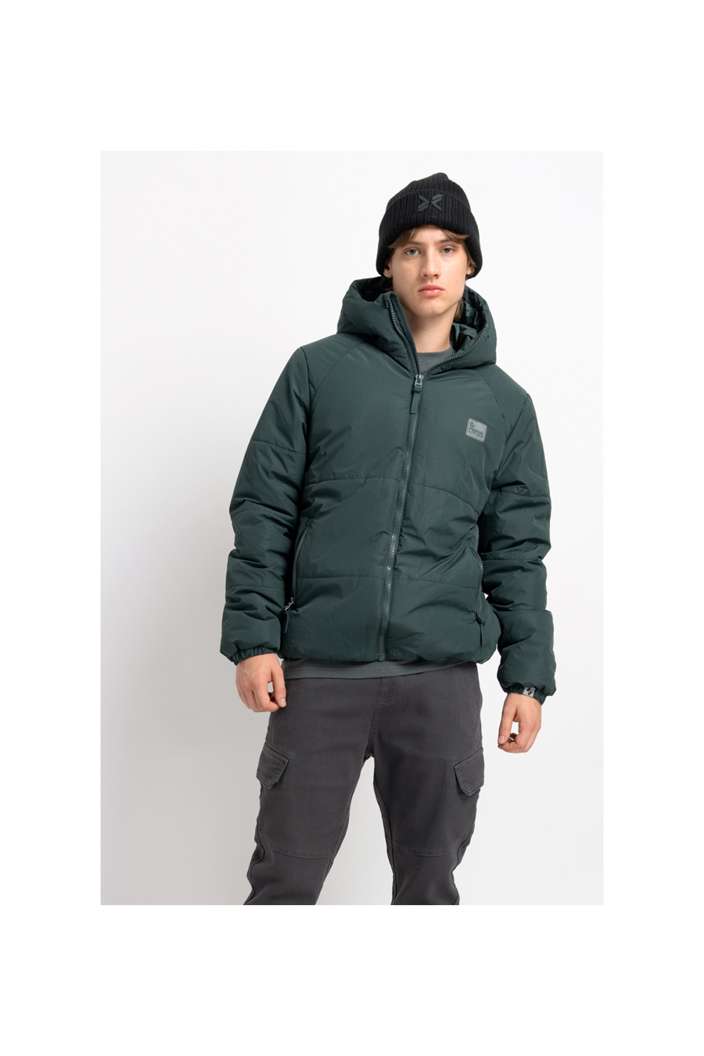 Czarna czapka z kontrastową aplikacją z przodu