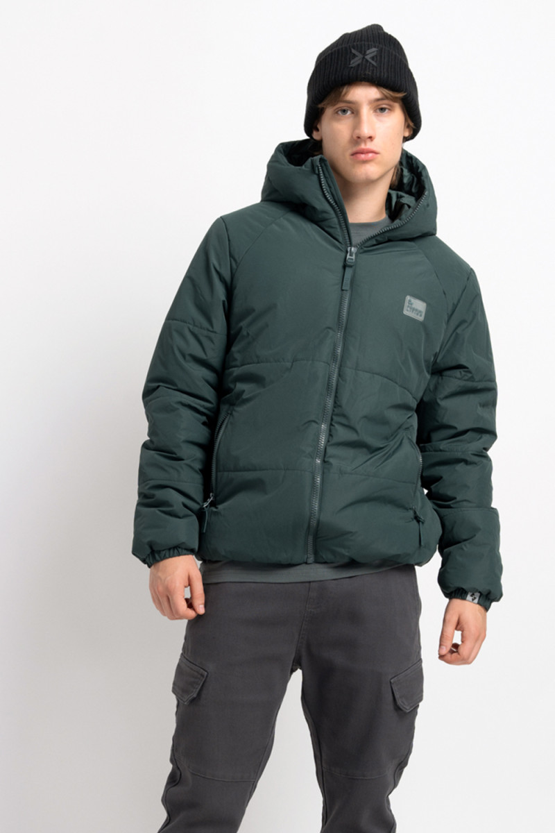 Czarna czapka z kontrastową aplikacją z przodu