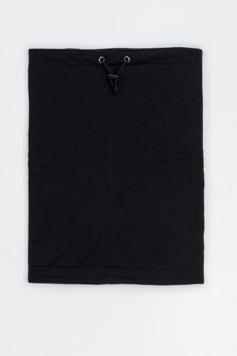 Czarny komin z nadrukiem reflective print z przodu, czarny