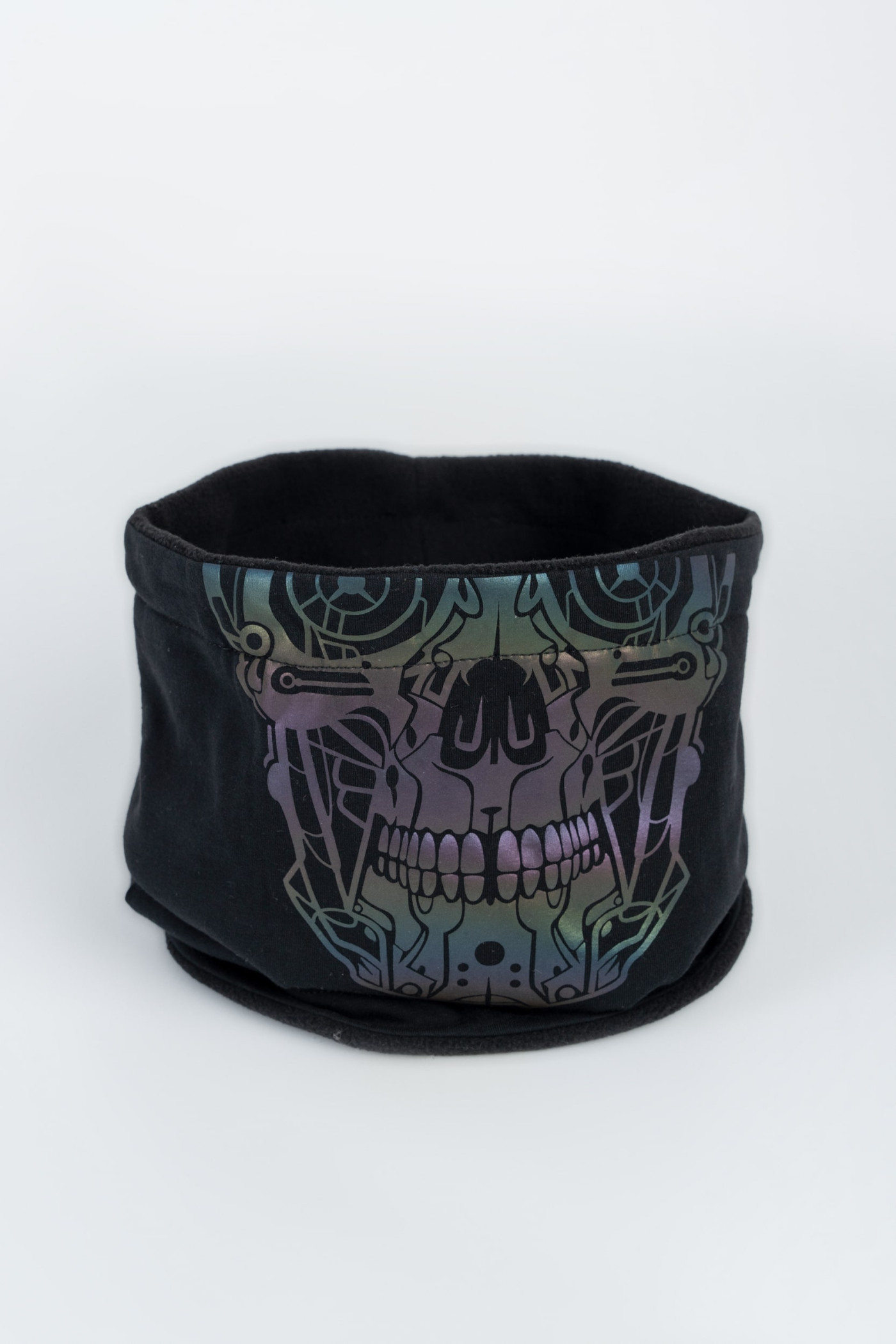 Czarny komin z nadrukiem reflective print z przodu