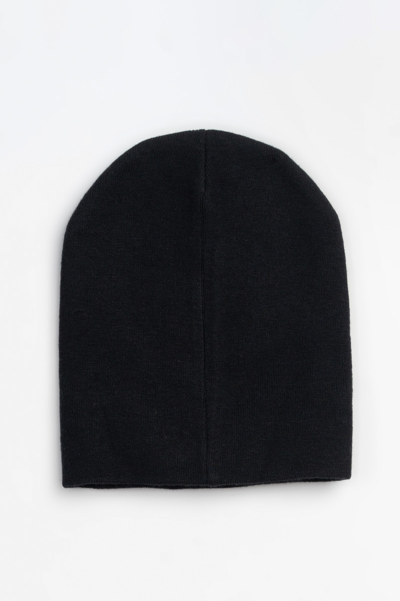 Czarna czapka z minimalistyczną aplikacją z dżetów, czarny
