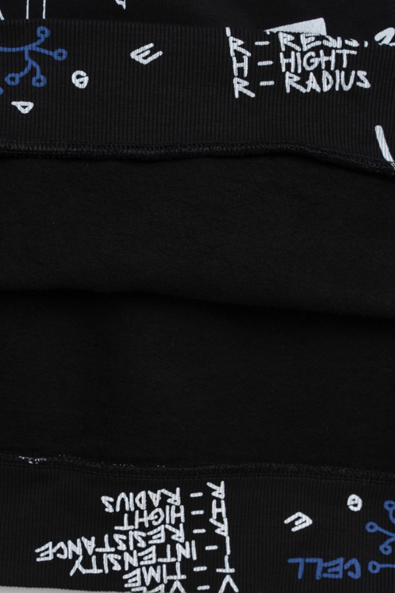 Czarna bluza z kapturem z kolorową grafiką na całości