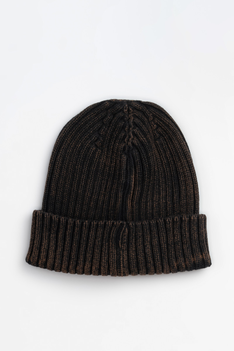 Brązowo-czarna czapka z naszywką z boku, szary