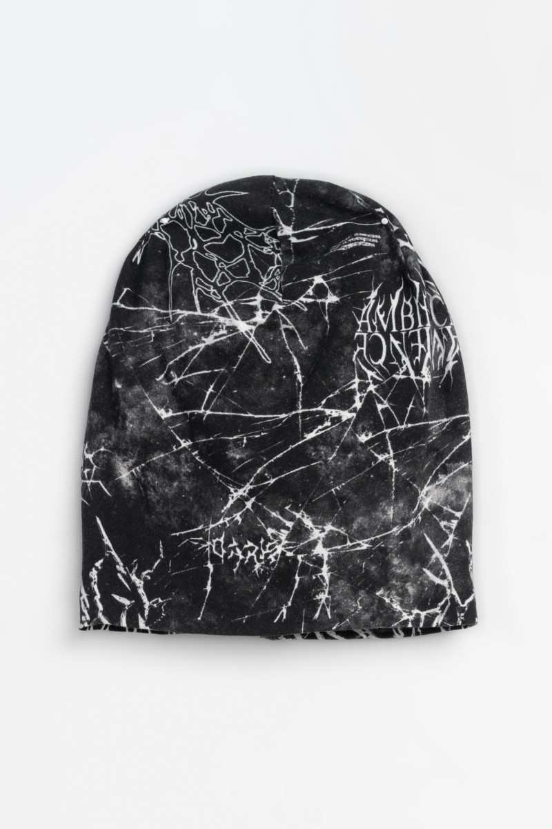 Czarna czapka z kontrastową grafiką na całości