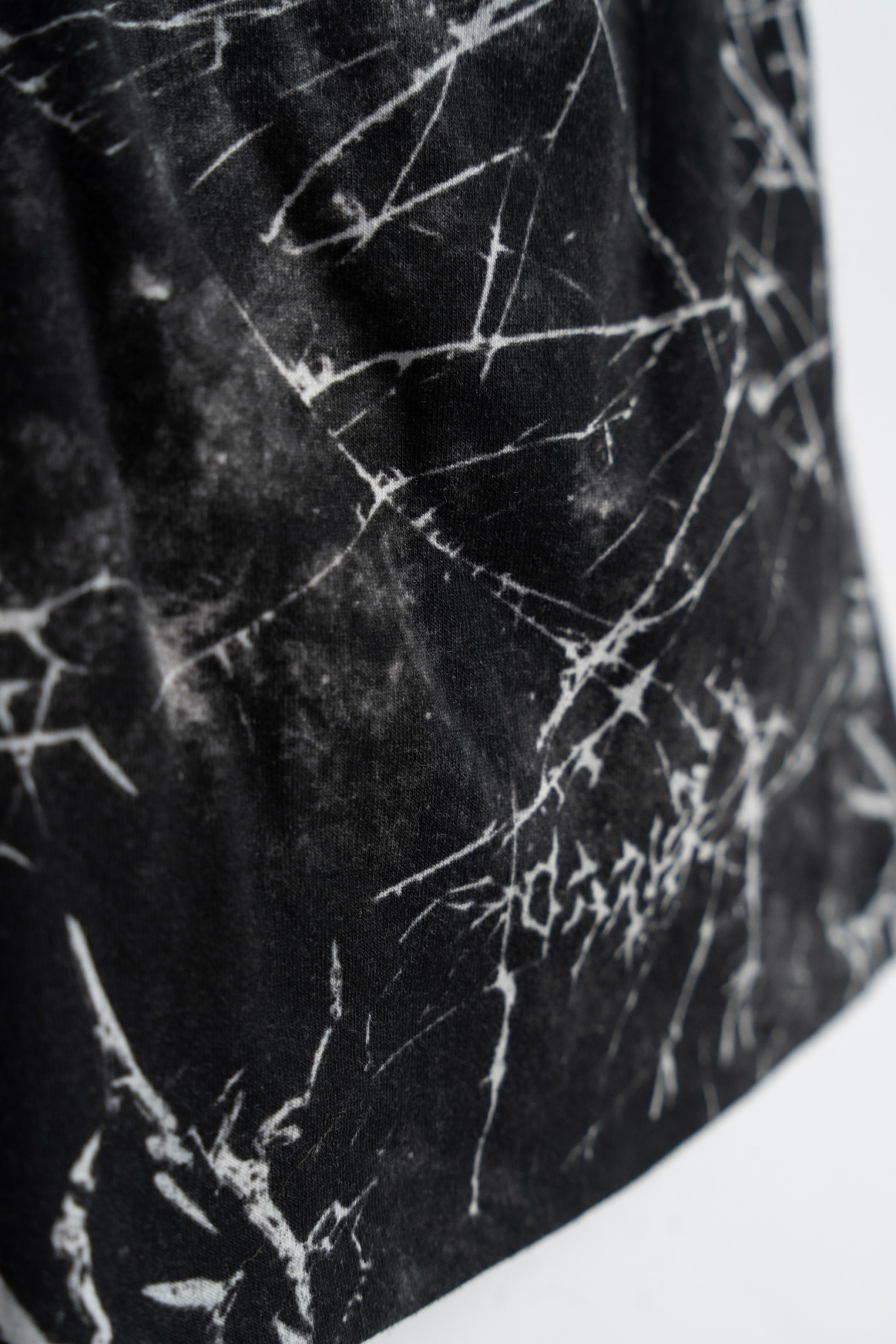 Czarna czapka z kontrastową grafiką na całości