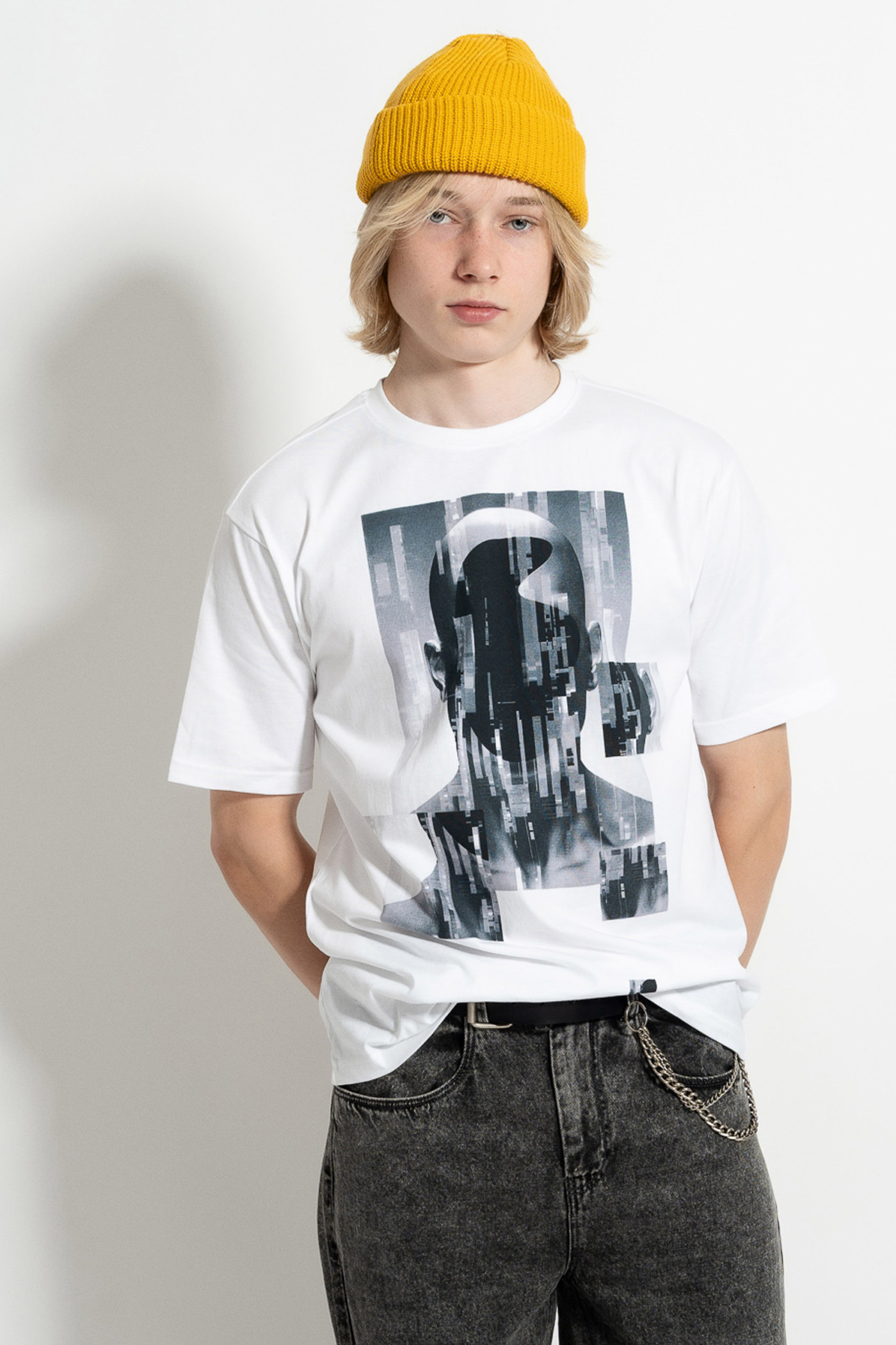 Biały t-shirt z kolorową grafiką z przodu