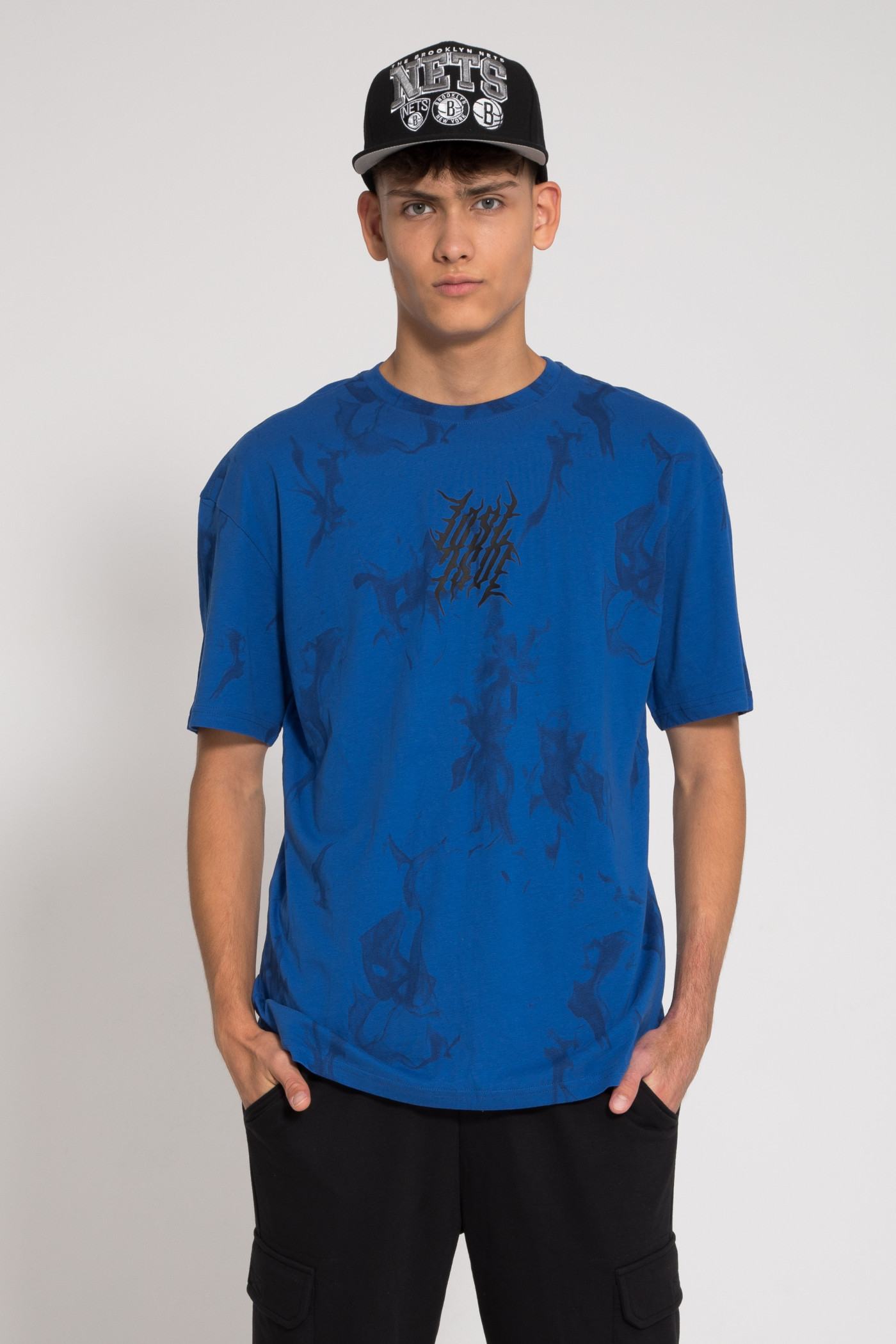 Niebieski t-shirt oversize z nadrukiem na całości