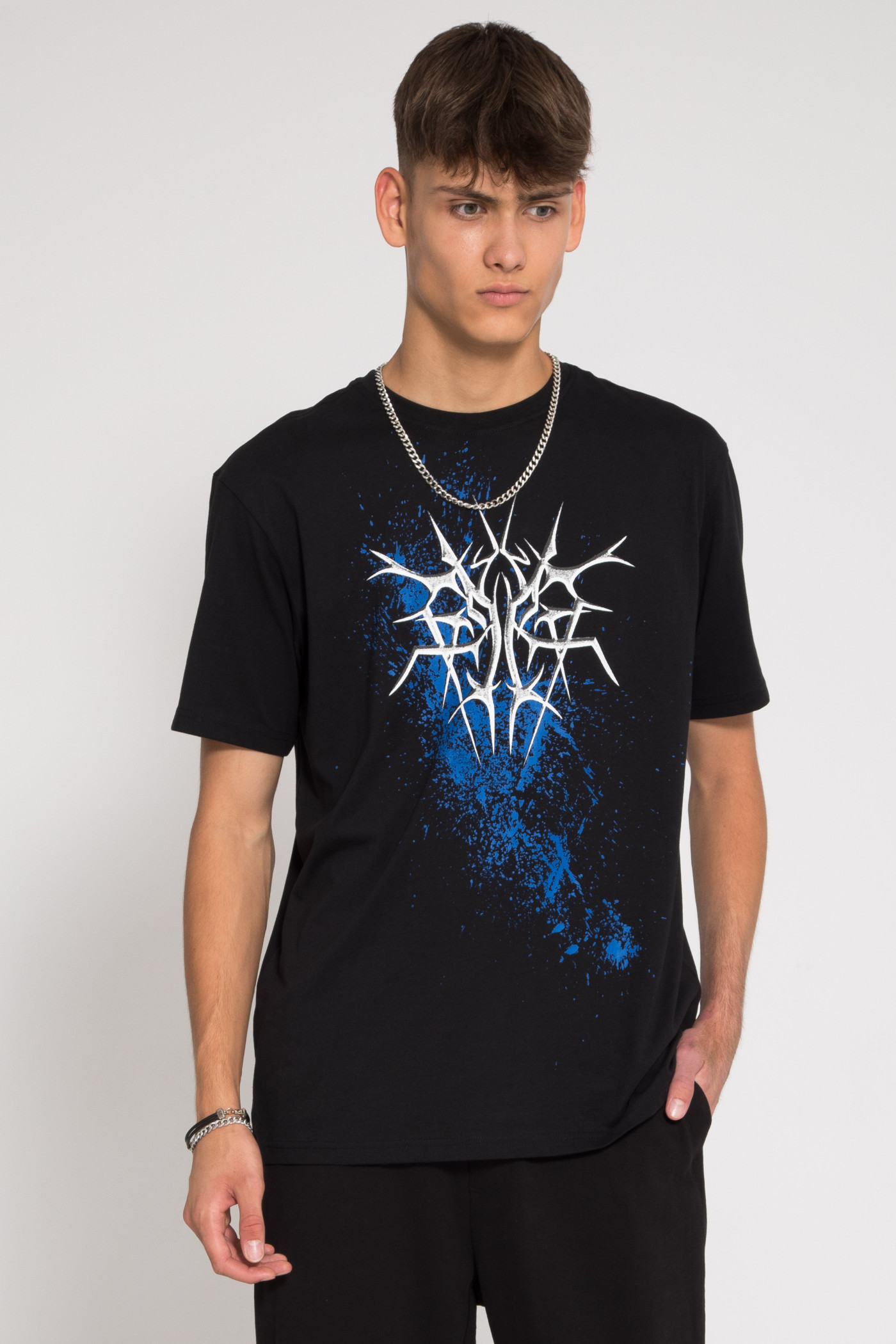 Czarny t-shirt z kolorową grafiką z przodu