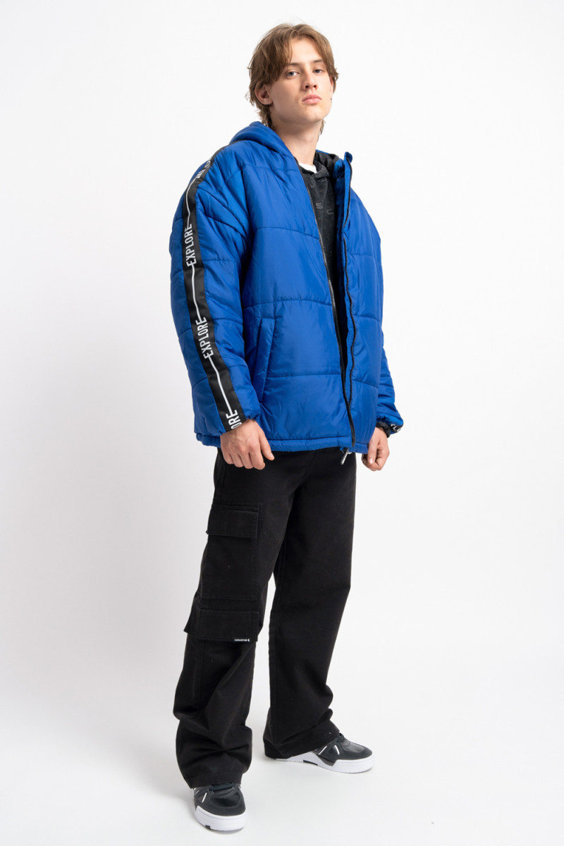 Niebieska ocieplana kurtka z kapturem i lampasami na rękawach, niebieski