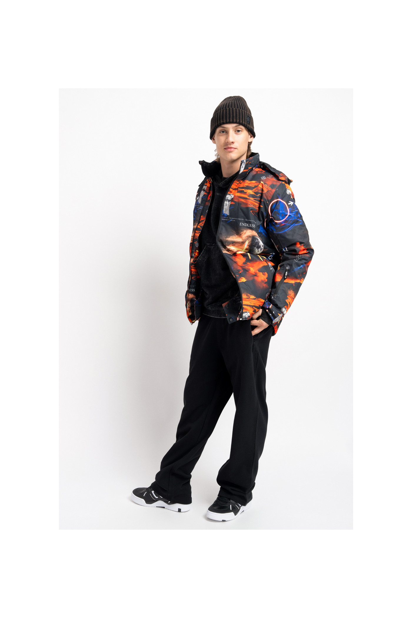 Wzorzysta pomarańczowa ocieplana kurtka z kapturem