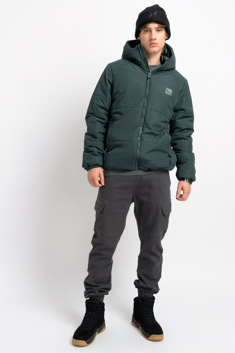 Zielona pikowana kurtka z aplikacją na wysokości piersi lekko ocieplana, zielony