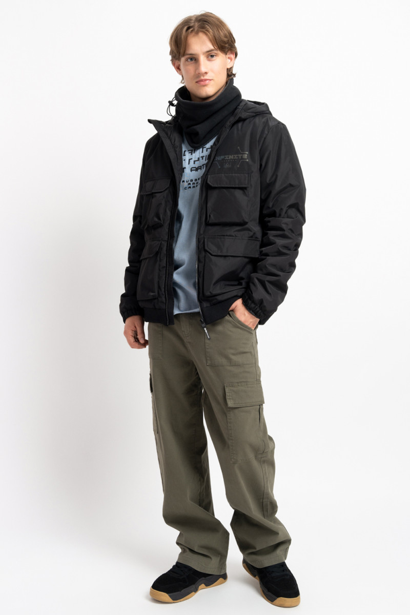 Czarna kurtka z kapturem z przestrzennymi kieszeniami z przodu ocieplana, czarny