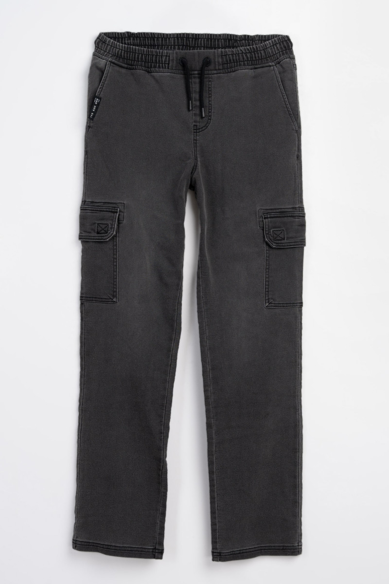 Czarne spodnie jeansowe typu cargo z efektem przetarcia