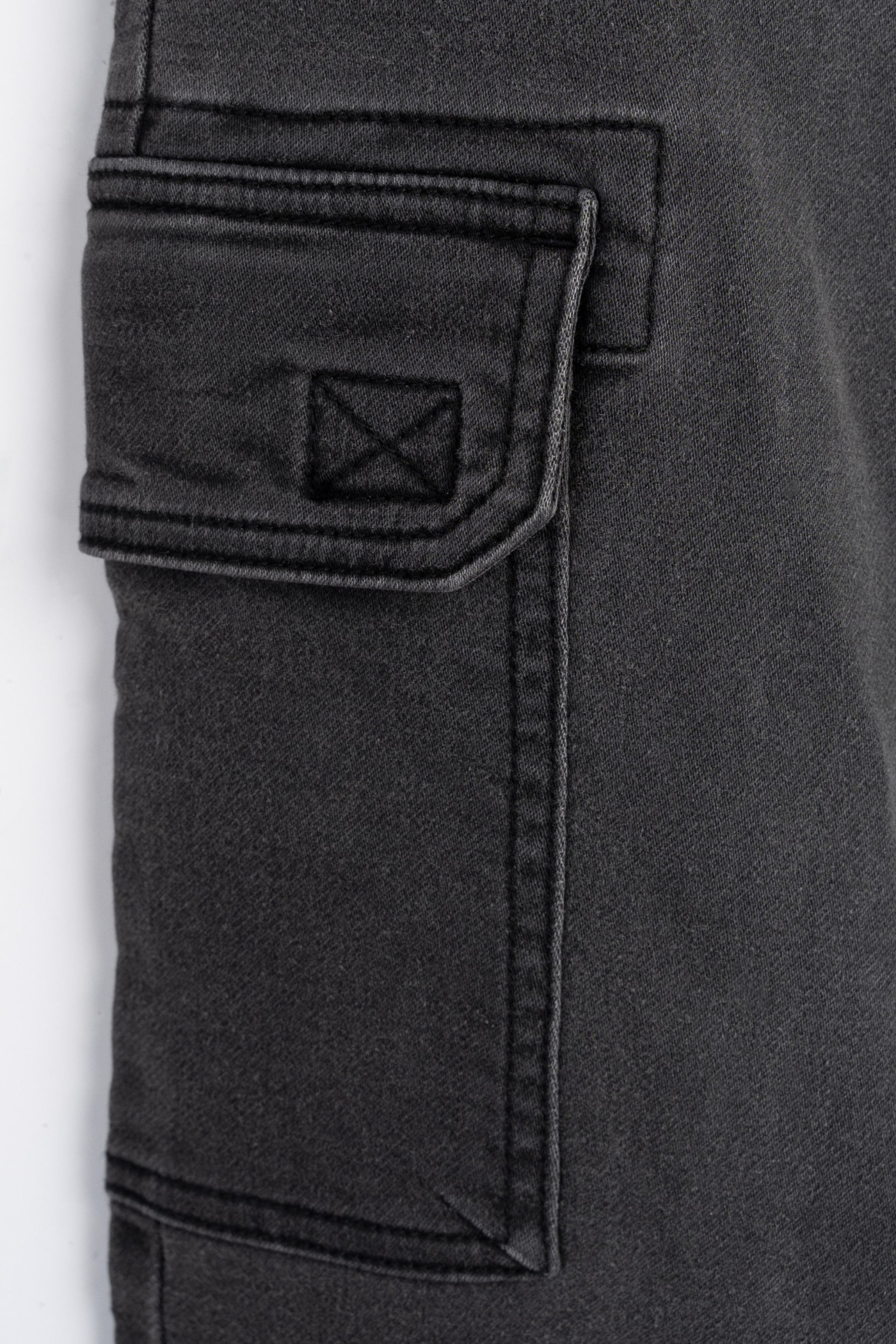 Czarne spodnie jeansowe typu cargo z efektem przetarcia