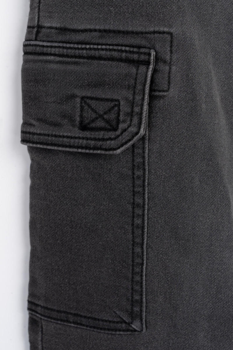 Czarne spodnie jeansowe typu cargo z efektem przetarcia