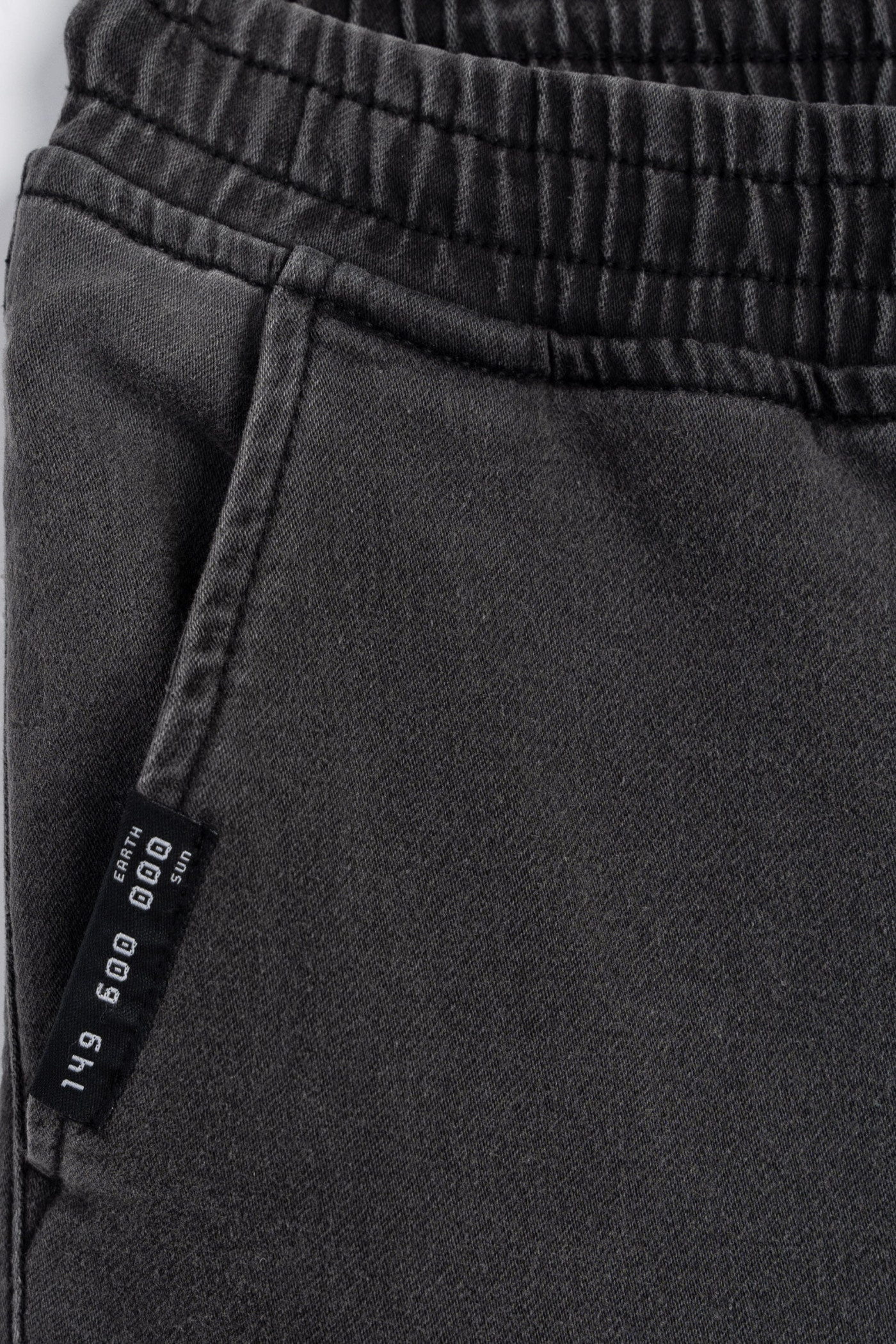 Czarne spodnie jeansowe typu cargo z efektem przetarcia