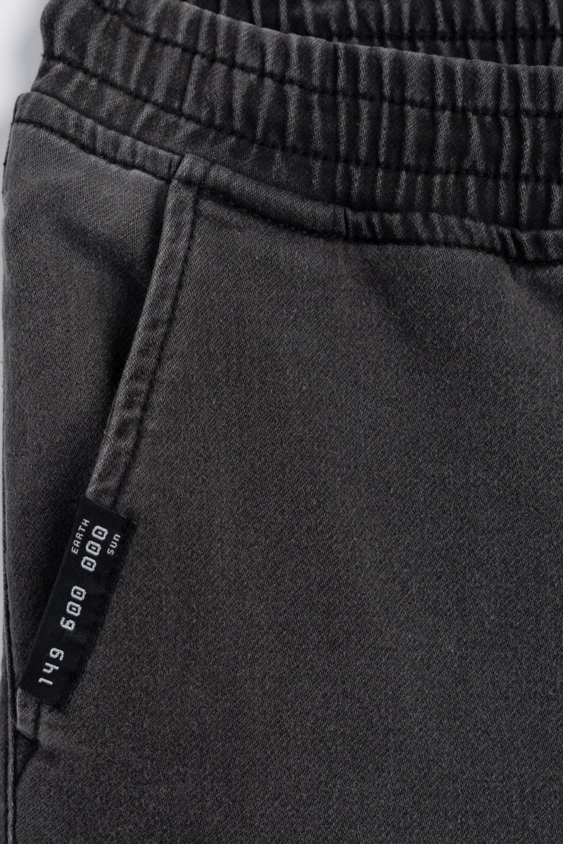 Czarne spodnie jeansowe typu cargo z efektem przetarcia