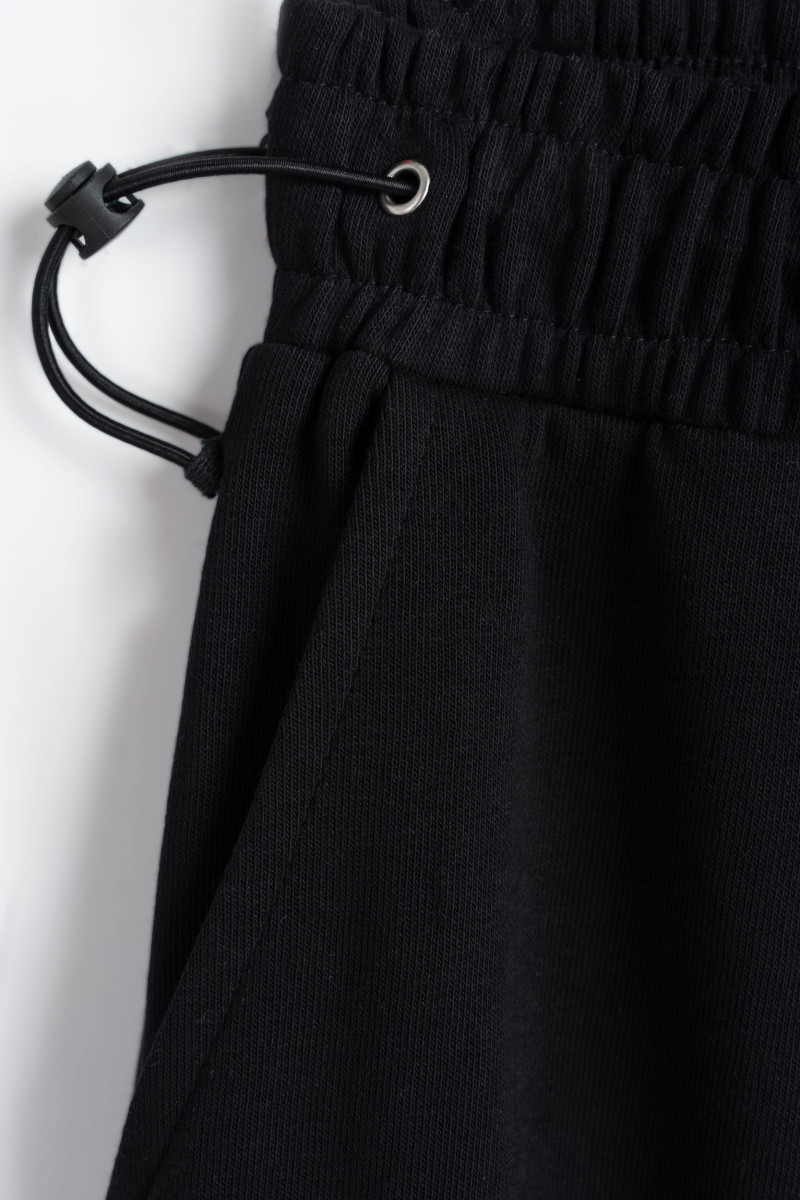 Czarne spodnie OVERSIZE z modnymi zaszewkami na kolanach, czarny