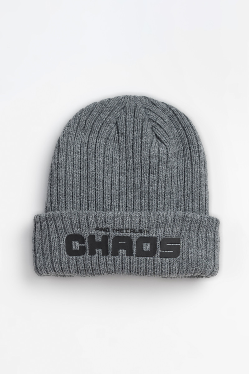 Szara czapka z wypukłym nadrukiem z przodu, szary