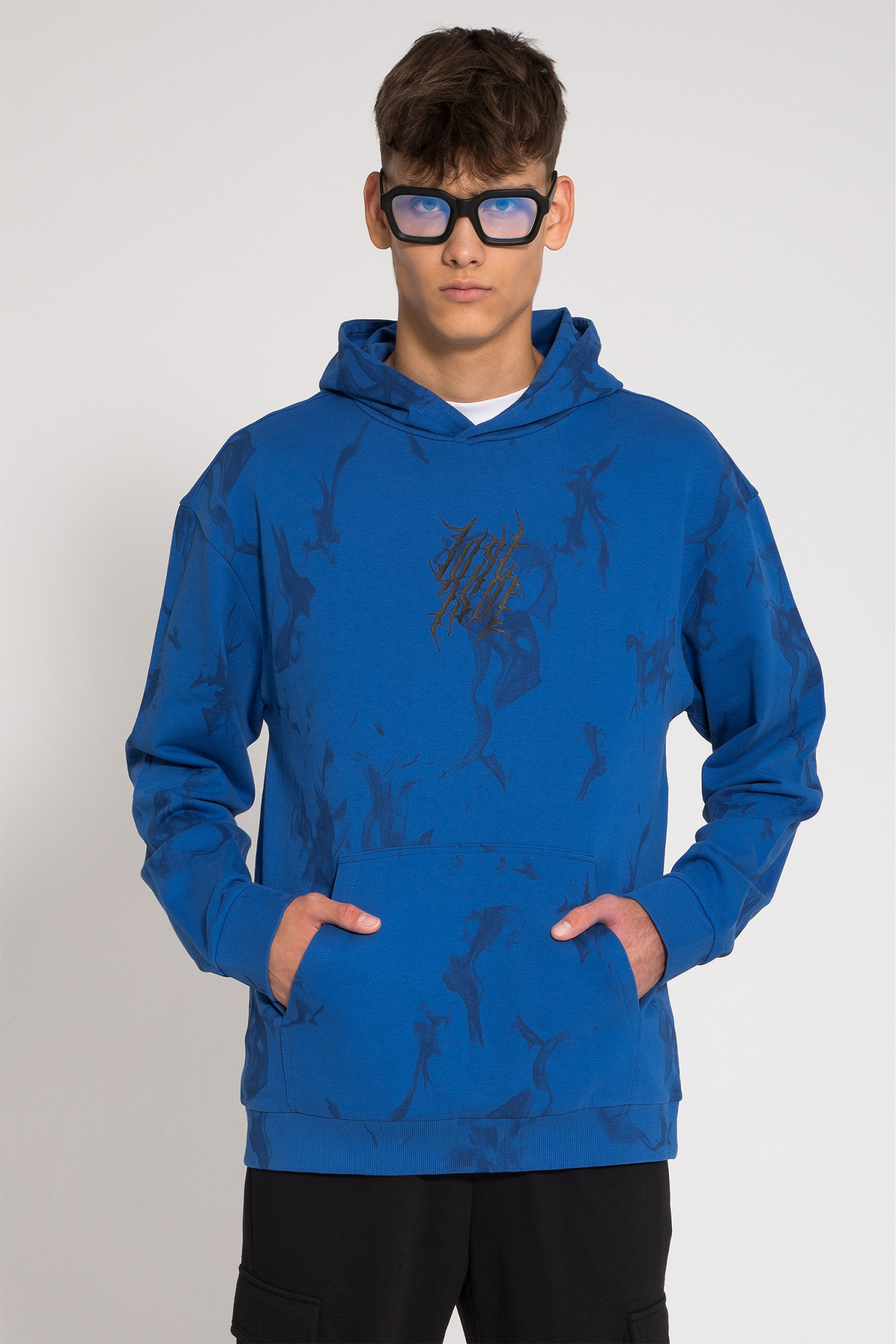 Niebieska bluza z kapturem z czarnym nadrukiem na całości