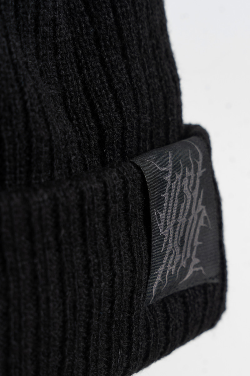 Czarna czapka z naszywką z boku, czarny