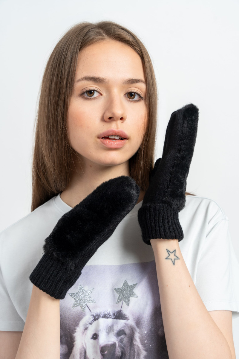 Czarne rękawiczki o kroju fingerless