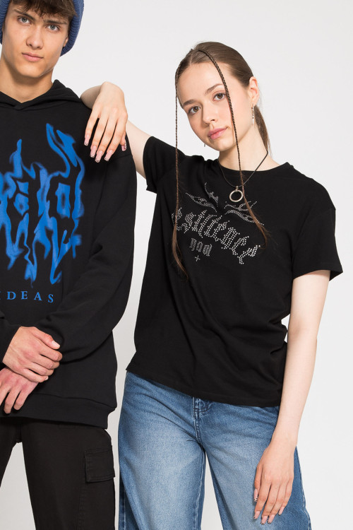 Czarny t-shirt z przestrzennym nadrukiem na wysokości piersi