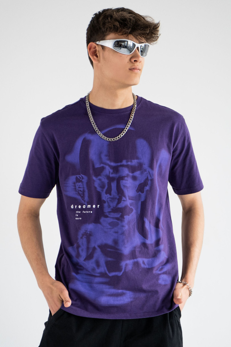 Granatowy t-shirt z kolorową grafiką z przodu