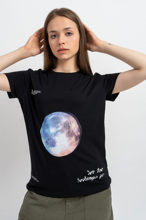 Czarny t-shirt z kolorową grafiką z przodu
