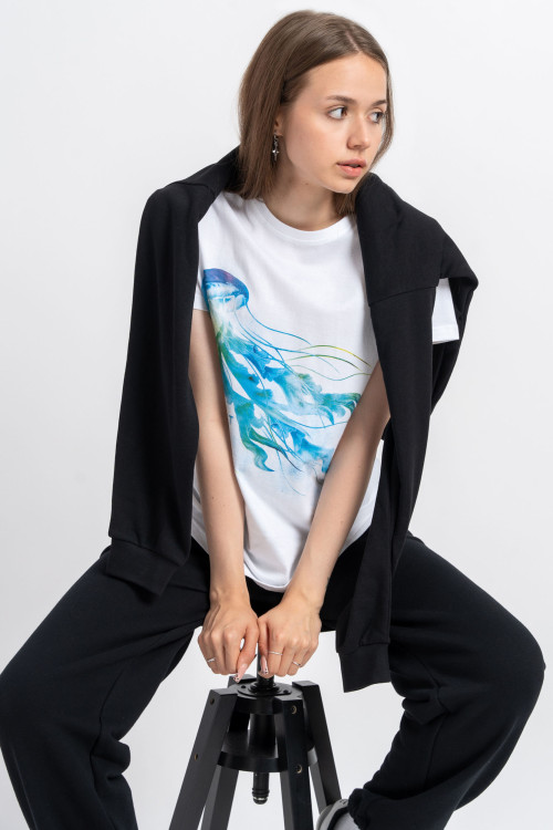 Biały t-shirt z kolorową grafiką z przodu