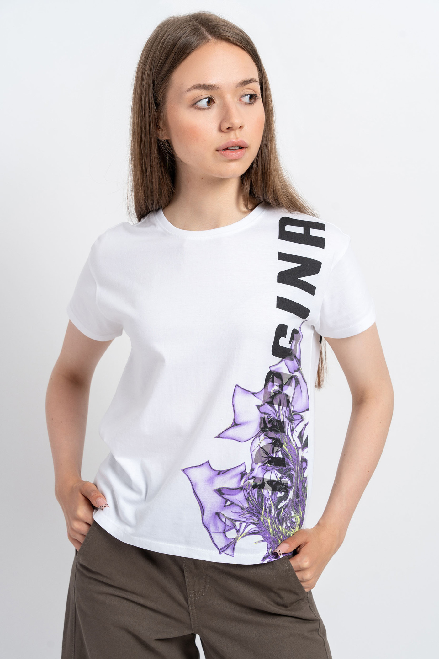 Biały t-shirt z kolorową grafiką z przodu
