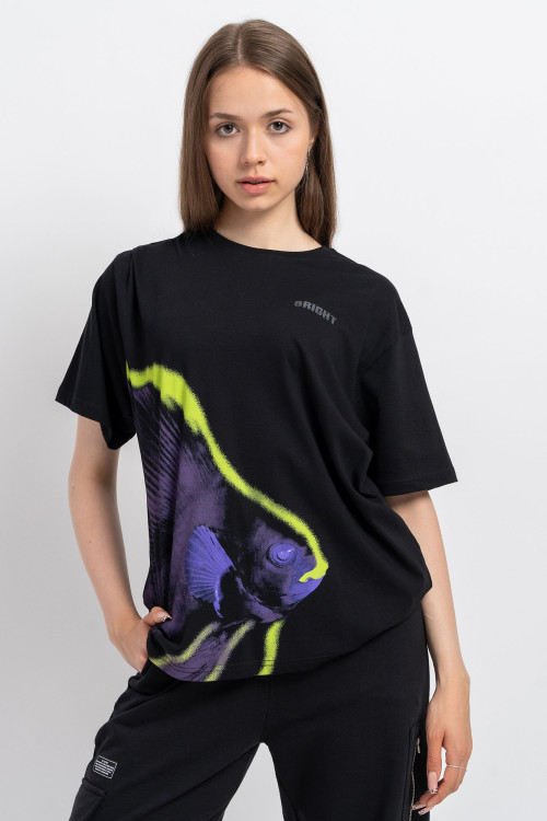 Czarny t-shirt z kolorową grafiką z przodu