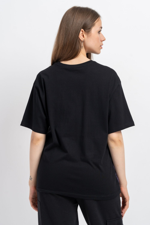 Czarny t-shirt z kolorową grafiką z przodu