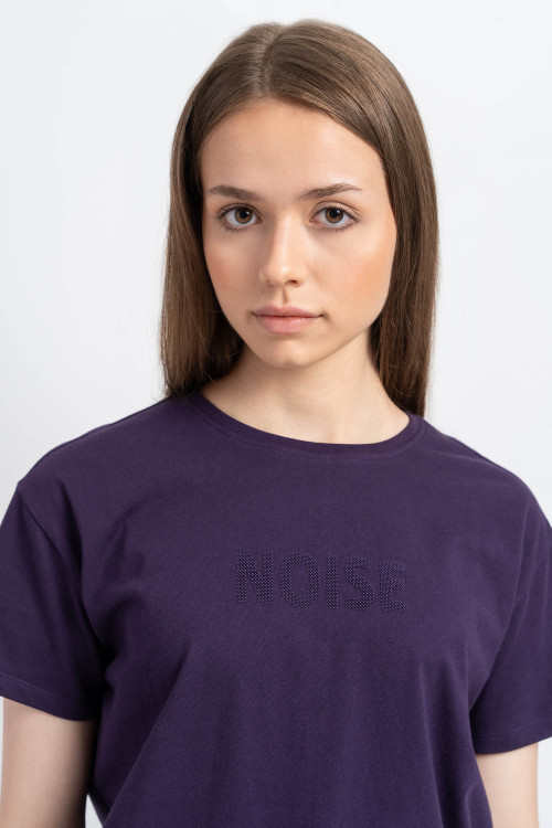 Fioletowy t-shirt z przestrzennym napisem na wysokości piersi