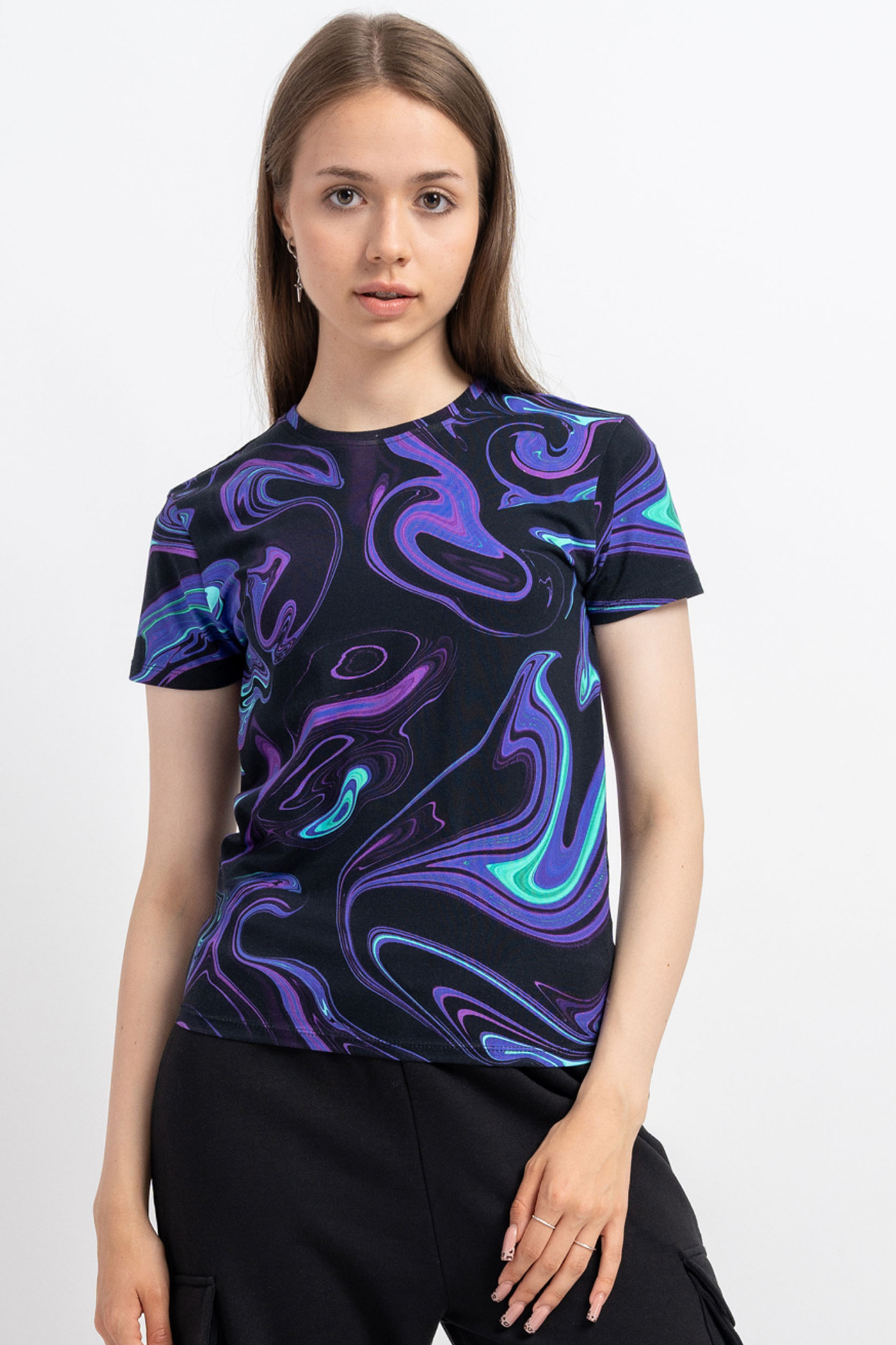 Czarny t-shirt z kolorowymi nadrukami na całości