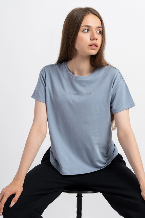 Niebieski t-shirt z minimalistycznym nadrukiem na wysokości piersi