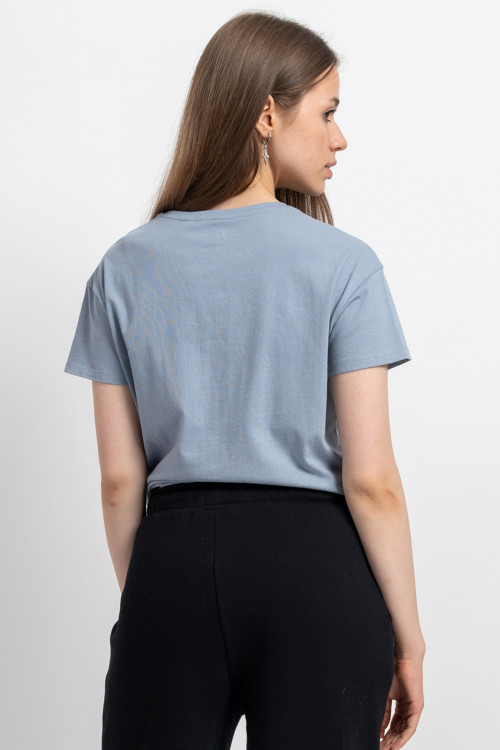 Niebieski t-shirt z minimalistycznym nadrukiem na wysokości piersi