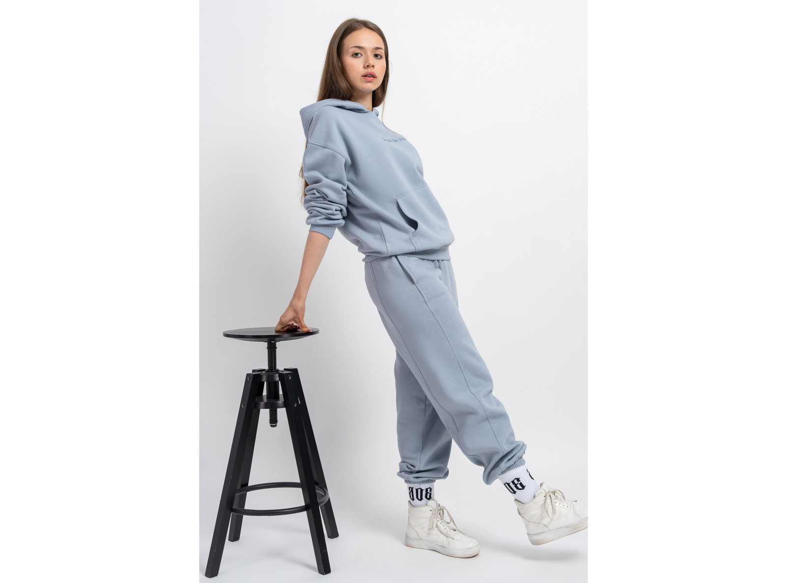 Niebieska bluza z kapturem z minimalistycznym nadrukiem z przodu