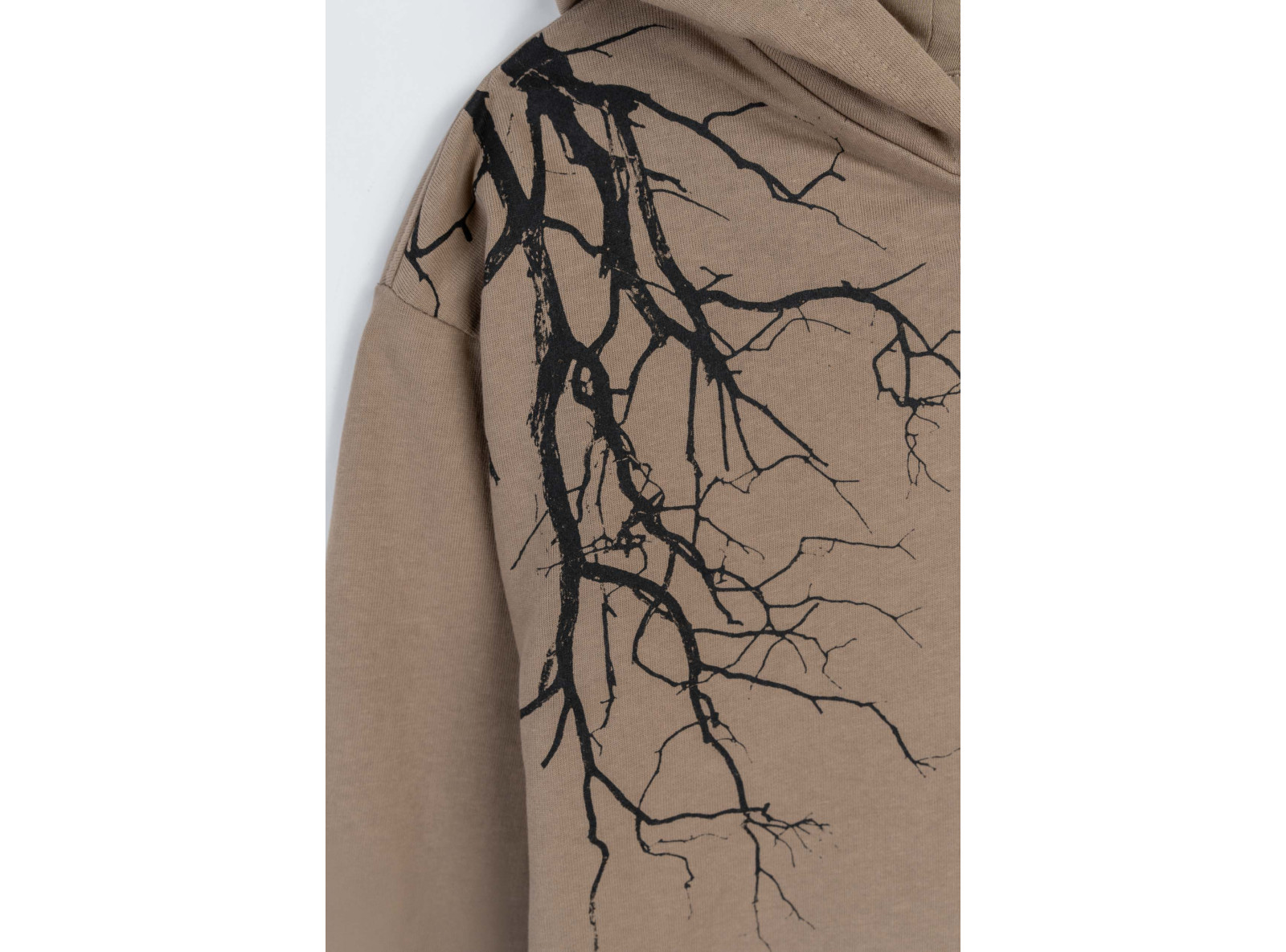 Beżowa bluza z kapturem z kontrastową grafiką z przodu