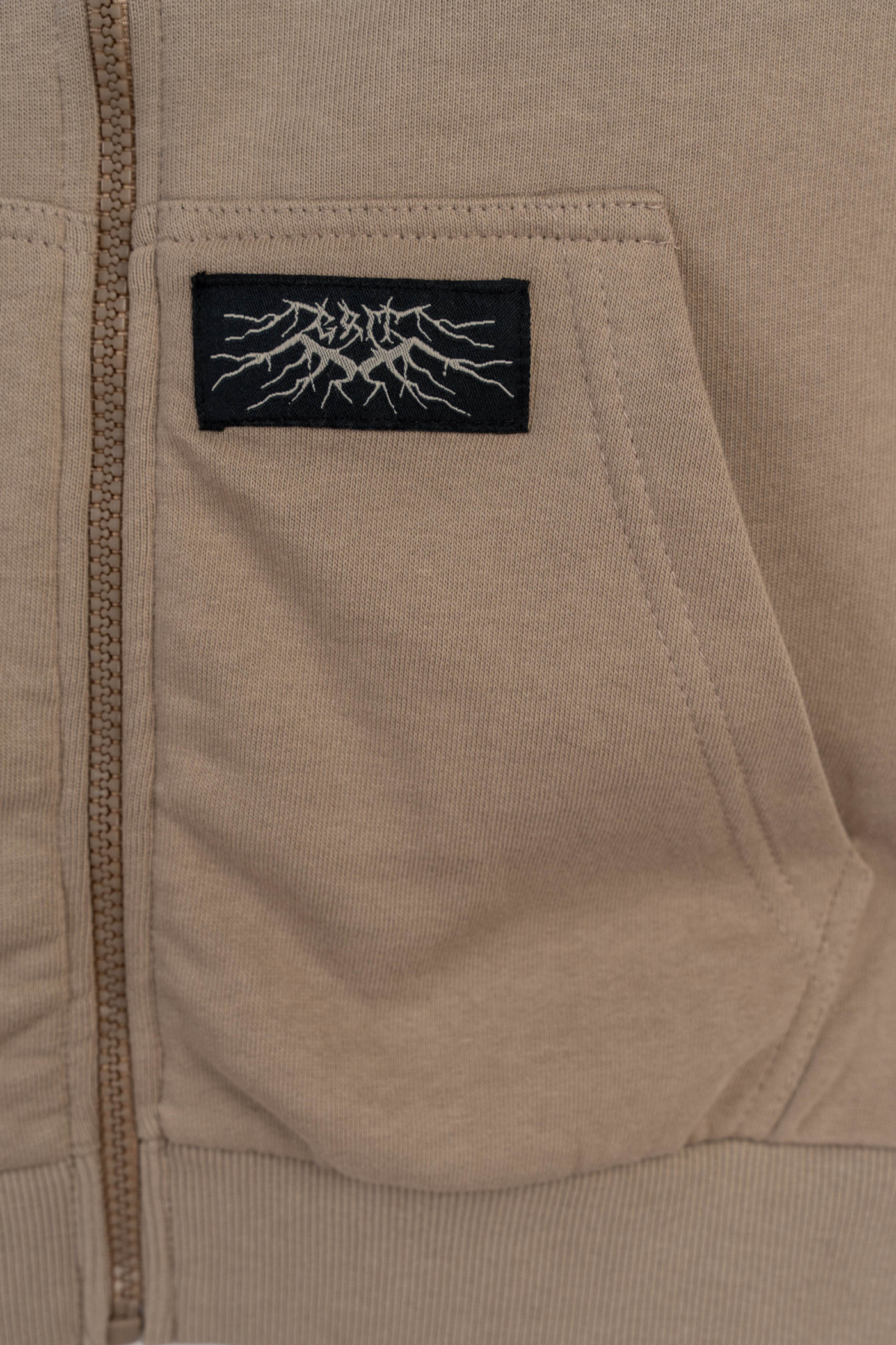 Beżowa bluza z kapturem z kontrastową grafiką z przodu