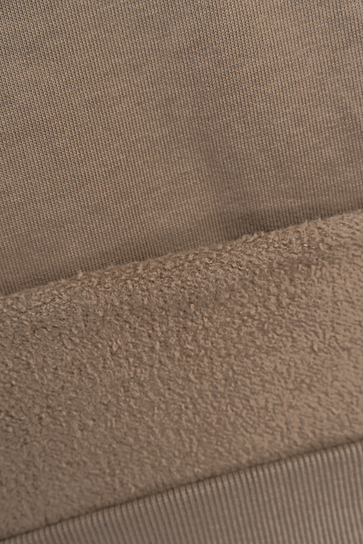 Beżowa bluza z kapturem z kontrastową grafiką z przodu